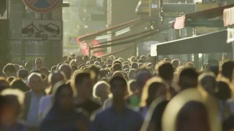 Out-of-focus crowd walks on Nevsky Prospect against old buildings in sunlight 스톡 동영상 146979402