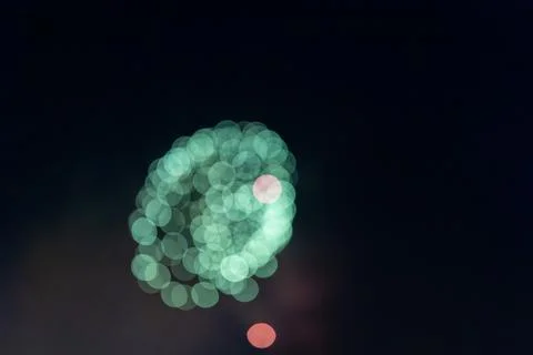 Out of focus exploding fireworks in the night sky 库存照片