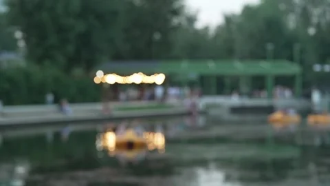 Out of focus park pond with blurry lights and reflections. Vídeos de archivo 341137676