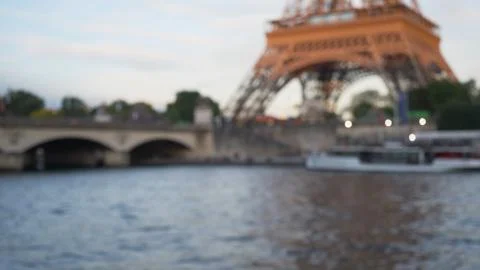 Out of focus view of Eiffel Tower landmark across the River Seine in Paris Foto stock
