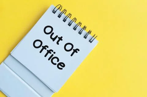 Out of office text on notepad with yellow background. Out of office concept Foto stock