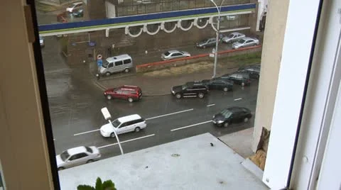 Out of the window can be seen as the rain pours on the roadway Vídeo Stock 10915295