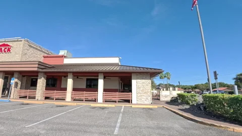 Outback steak house pan in blue sky Видео 344303623
