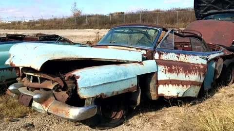Outdated American blue car. Scrap car footage. 库存影片 253131547