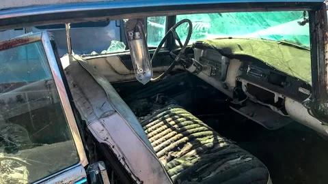 Outdated American car steering wheel. Scrap car footage. 库存影片 253132516