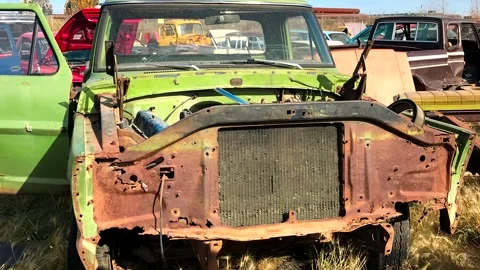 Outdated American green car. Scrap car footage. 스톡 동영상 253131457