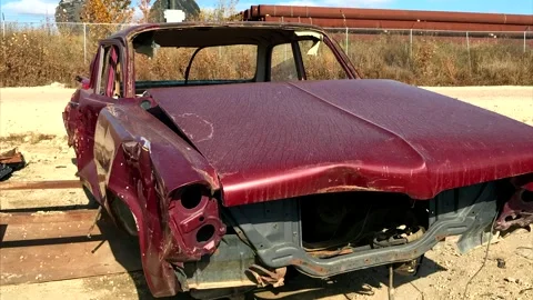 Outdated American red car. Scrap car footage. Stockbeeldmateriaal 253131731