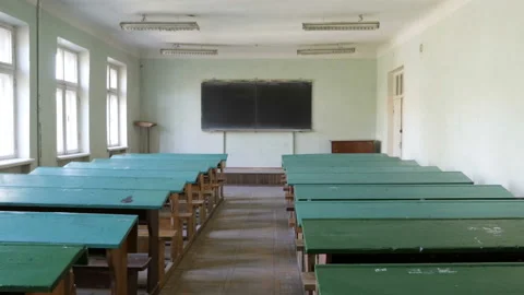 Outdated Classroom With Green Desks 库存影片 129176355
