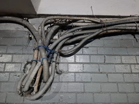 Outdated electrical wiring. Old electrical cables in protective boxes Foto stock
