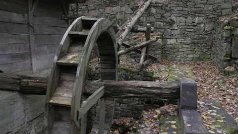 Outdated Water Mill Near Old House 库存影片 224144982