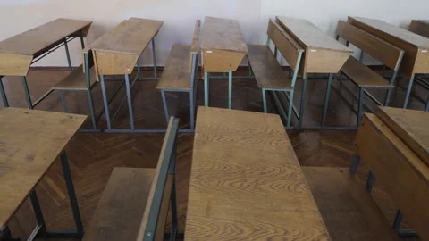 Outdated Wooden School Desks In Empty Old Style Classroom 库存影片 289326363