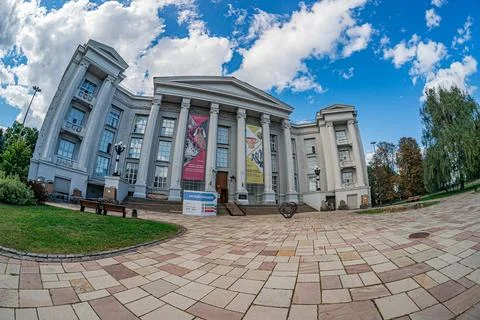 Outdoor area with rectangular stone mosaic, classical building, columns, pe.. Foto stock