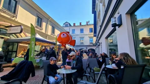 Outdoor café at Bergs Bazaar Видео 339875741