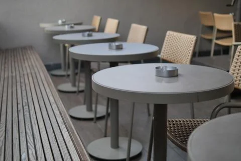 Outdoor cafe seating with empty tables and chairs Foto stock
