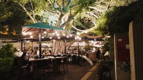 Outdoor cafe under the tree, Tel Aviv, Israel. Vídeo Stock 98560210