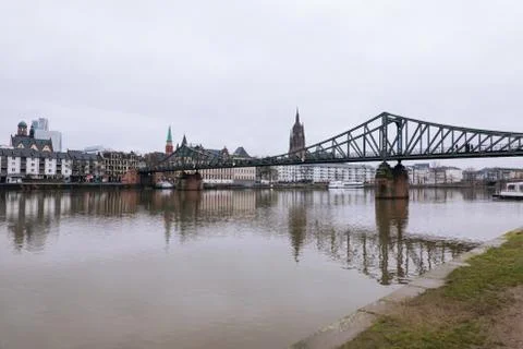 Outdoor cloudy view of Eiserner Steg, historical pedestrian Iron Bridge, and  Stockfoto's