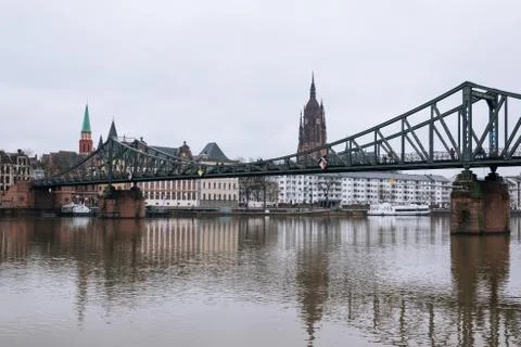 Outdoor cloudy view of Eiserner Steg, historical pedestrian Iron Bridge, and  Stockfoto's