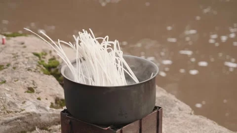 Outdoor Cooking next to River, Break from Kayak Trip, Close Up Vídeos de archivo 243166522