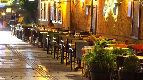 Outdoor dining bar tables in the foreground Vidéo 83799653
