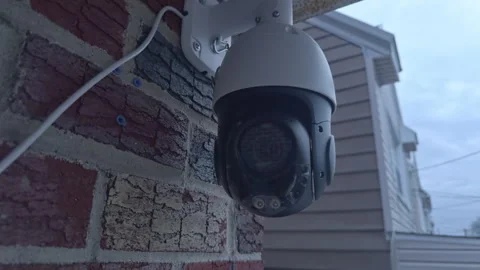 Outdoor Dome Surveillance Camera with Mount on Brick Facade Vidéo 330671633
