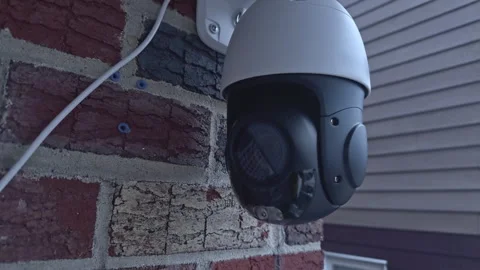Outdoor Dome Surveillance Security Camera with Mount on Brick Facade Vidéo 330671520
