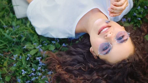 Outdoor flat lay, top view close up portrait of young beautiful happy smiling Vídeo Stock 111522621