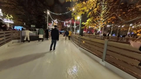 Outdoor ice skating path at a Christmas market in Vienna Video stock 323505252