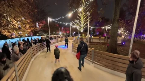 Outdoor ice skating path at a Christmas market in Vienna. Video stock 323505328