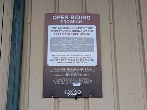 Outdoor “Open Riding Program” sign at the Jackson County Fairgrounds Stock-Fotos