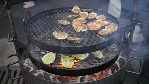 Outdoor Oyster Grilling Stockbeeldmateriaal 137759748