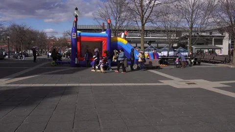 An outdoor play module where several children are playing with great joy 库存影片 307193284