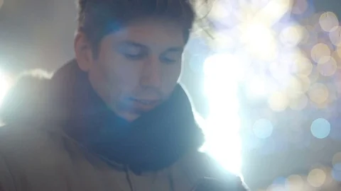 Outdoor portrait of young man using his mobile phone at night. Vidéo 70878830