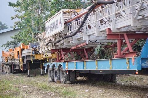 Outdoor project work environment featuring large tractor hauling vehicles Foto stock