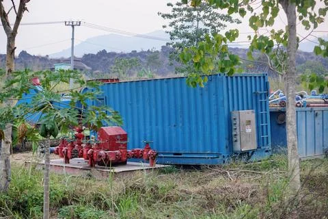 Outdoor project work environment featuring large tractor hauling vehicles Foto stock