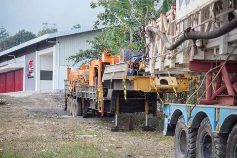 Outdoor project work environment featuring large tractor hauling vehicles Foto stock