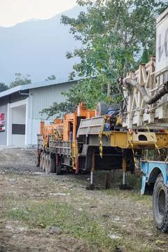 Outdoor project work environment featuring large tractor hauling vehicles Foto stock