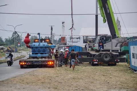 Outdoor project work environment featuring large tractor hauling vehicles Foto stock
