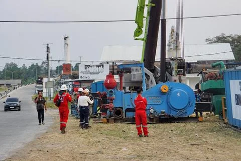 Outdoor project work environment featuring large tractor hauling vehicles Foto stock