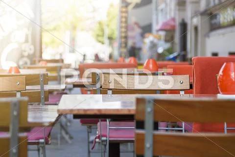 Outdoor restaurant tables in Berlin Kreuzberg Stock Photos