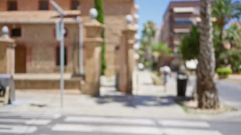 Outdoor scene depicted with blurred elements, featuring a defocused man wal.. 库存影片 281133443
