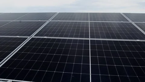 Outdoor solar array used for clean electricity generation Vídeo Stock 345609004