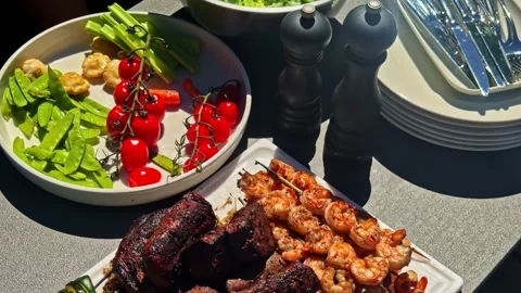 Outdoor Summer Dining Table with Fresh Salad and Grilled Shrimp Skewers. Vidéo 341541903