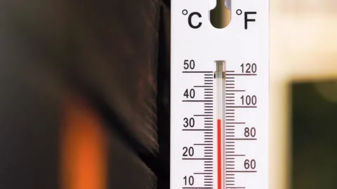 Outdoor thermometer showing rapid temperature rise on a hot summer day Stock Footage 313802196