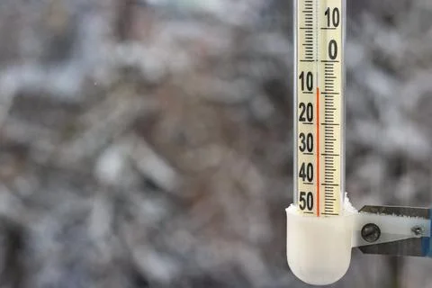 An outdoor thermometer shows sub-zero temperatures in winter in December ag.. Fotos de archivo