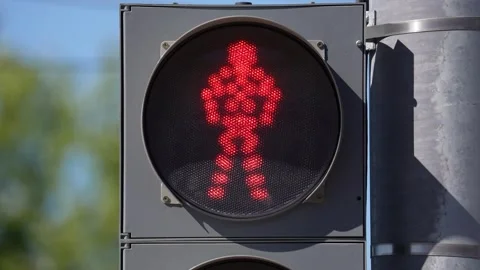Outdoor traffic light changing light from green to red. Traffic control concept Video stock 240926117