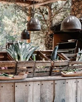 Outdoor vegetable stand displaying an array of fresh produce Stock-Fotos