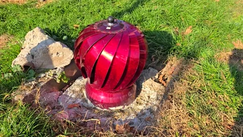 Outdoor ventilation outlet rotating red ventilation head. 스톡 동영상 301094498