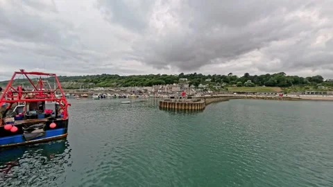 The outer harbour and seafront in Lyme Regis on the Jurassic coast 스톡 동영상 281446304