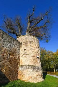 Outer wall with corner tower of medieval fortress called Burg Steinsberg in Foto stock