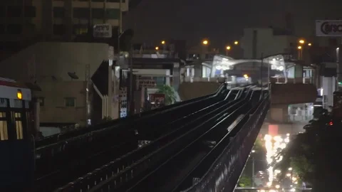  Outgoing BTS metro train during night at Ekkamai Station Video stock 115961807